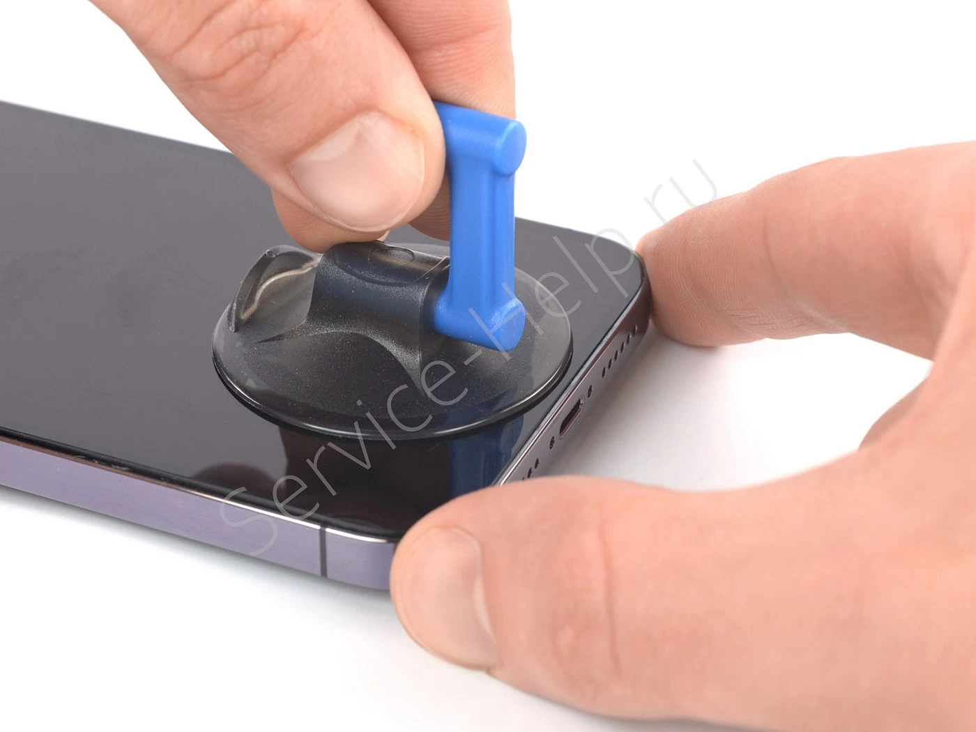 Вскрытие телефона с помощью ручки с присоской