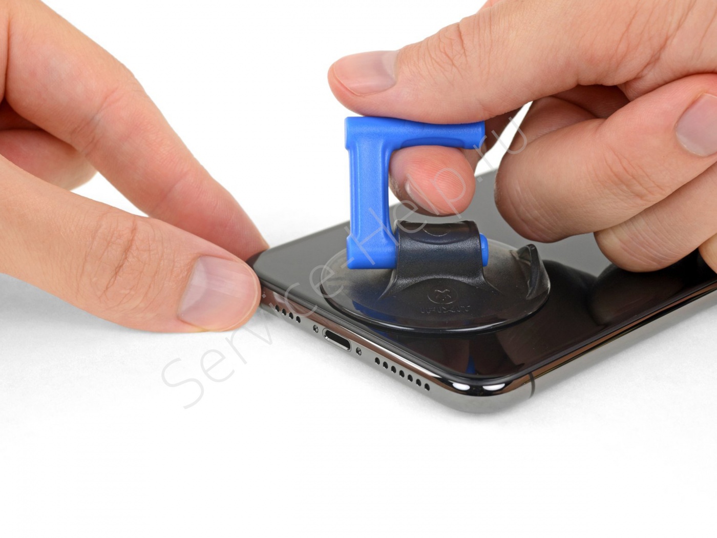 Вскрытие телефона с помощью ручки с присоской